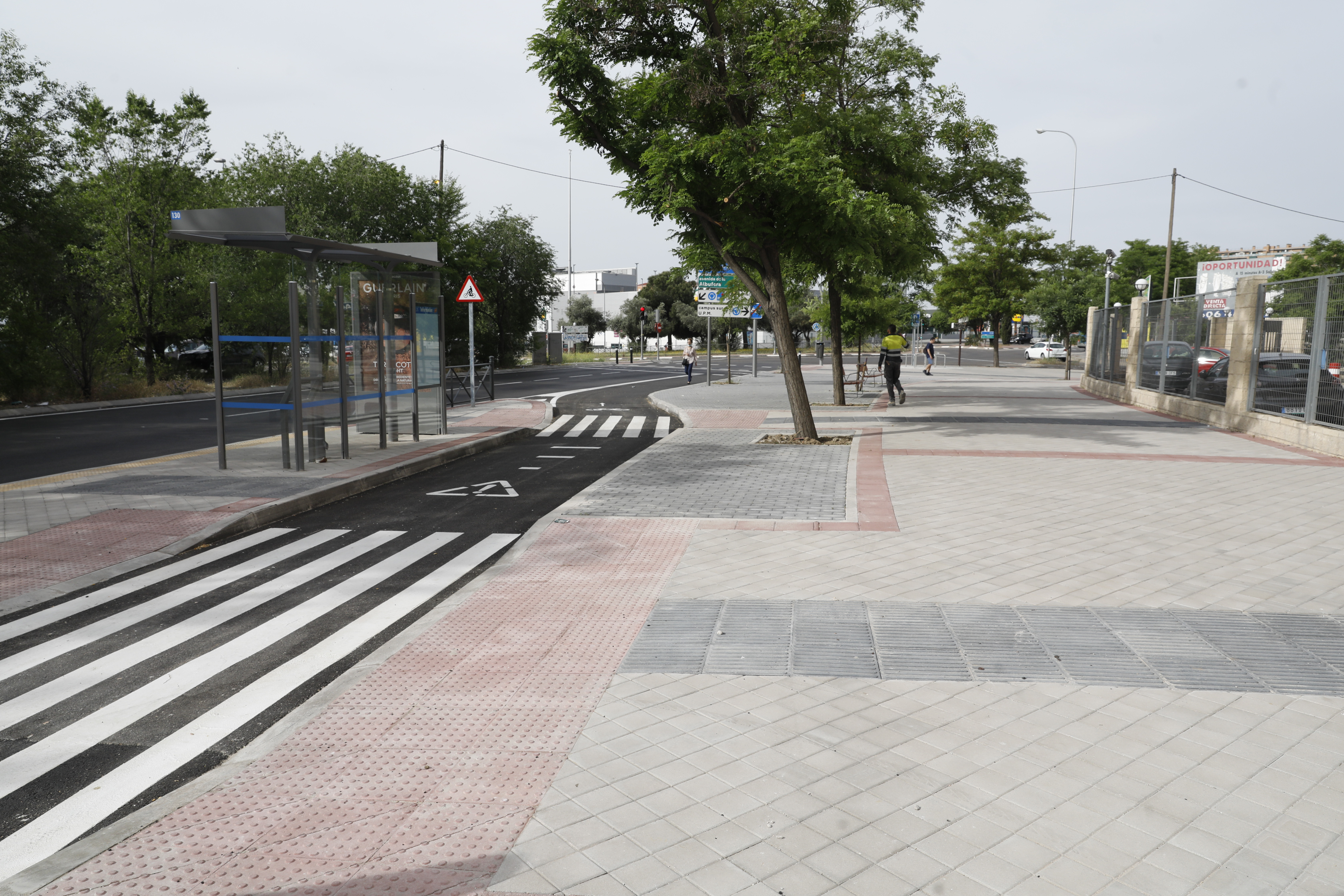 La avenida de la Democracia, en Puente de Vallecas, gana en accesibilidad y seguridad con nuevas aceras y carril bici 